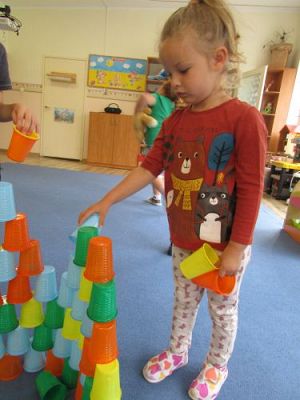 Grafika #16: Wakacje w przedszkolu - Kodowanie z użyciem kubków według wzoru i instrukcji