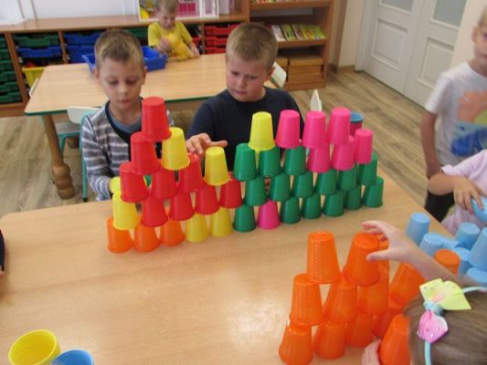 Grafika #17: Wakacje w przedszkolu - Kodowanie z użyciem kubków według wzoru i instrukcji