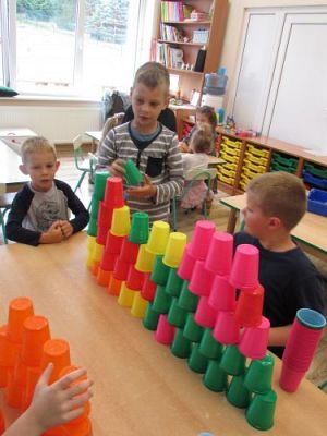 Grafika #20: Wakacje w przedszkolu - Kodowanie z użyciem kubków według wzoru i instrukcji
