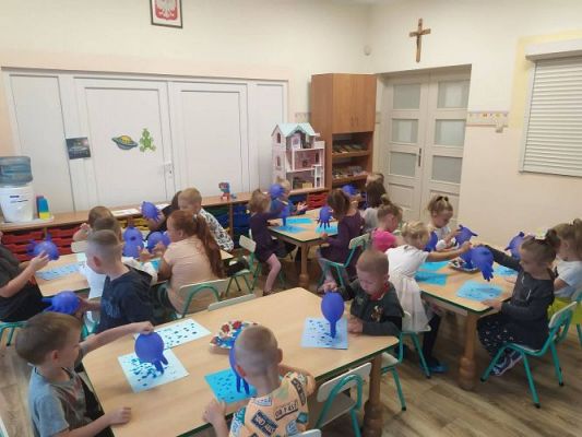 Grafika #9: Wakacje w przedszkolu - Kreatywne zabawy z deszczową rękawicą