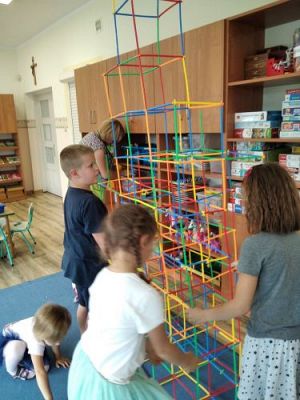 Grafika #1: Wakacje w przedszkolu - Zabawy konstrukcyjne