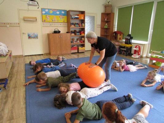 Grafika #26: Wakacje w przedszkolu - Zajęcia z integracji sensorycznej