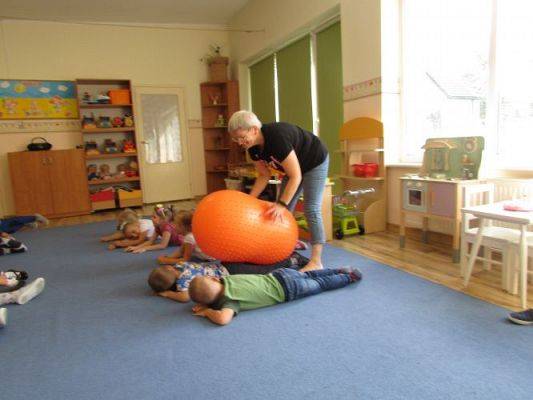 Grafika #32: Wakacje w przedszkolu - Zajęcia z integracji sensorycznej