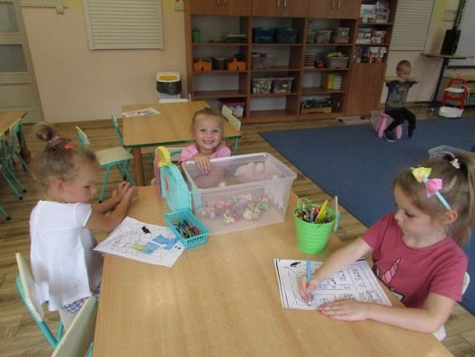 Grafika #13: Wakacje w Przedszkolu - Zabawy tematyczne w kącikach zainteresowań