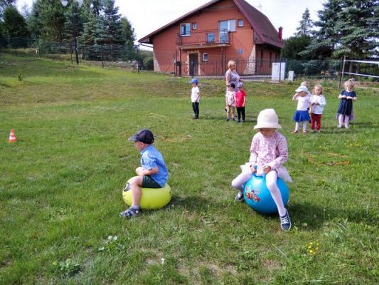 Grafika #0: Wakacyjne zabawy w ogrodzie przedszkolnym