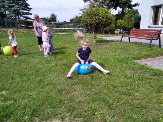 Grafika #2: Wakacyjne zabawy w ogrodzie przedszkolnym