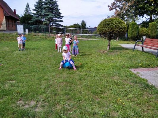 Grafika #11: Wakacyjne zabawy w ogrodzie przedszkolnym