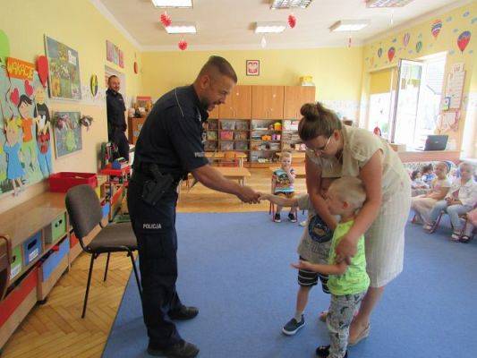 Grafika #10: 10.06.2021 Pogadanka z policjantem nt. "Bezpieczne wakacje"