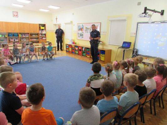 Grafika #13: 10.06.2021 Pogadanka z policjantem nt. "Bezpieczne wakacje"
