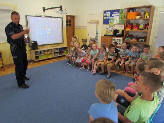 Grafika #16: 10.06.2021 Pogadanka z policjantem nt. "Bezpieczne wakacje"