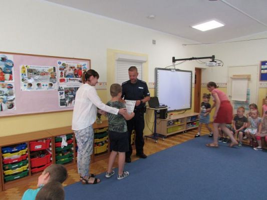 Grafika #20: 10.06.2021 Pogadanka z policjantem nt. "Bezpieczne wakacje"