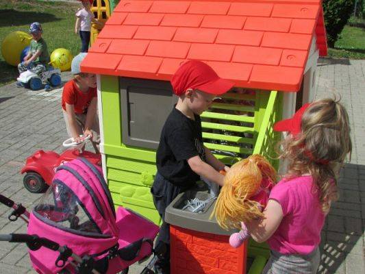 Grafika #7: Nowe zabawki w ogrodzie przedszkolnym