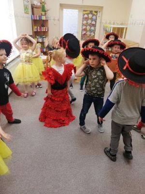 Grafika #6: 29.04.2021 Międzynarodowy Dzień Tańca gr II