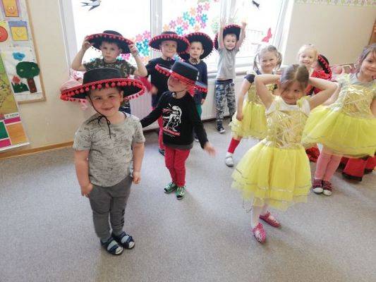 Grafika #9: 29.04.2021 Międzynarodowy Dzień Tańca gr II