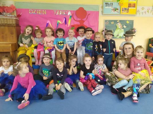 Grafika #1: 29.04.2021 Międzynarodowy Dzień Tańca gr I