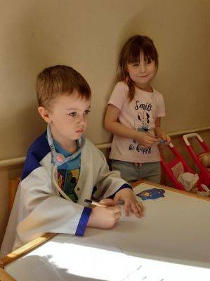 Grafika #3: 19.04.2021 Poznajemy pracę pracowników służby zdrowia gr II