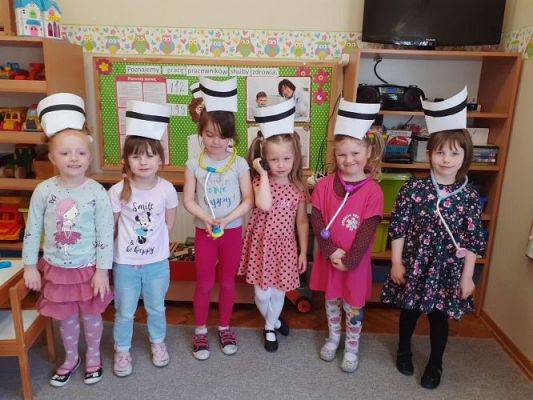 Grafika #4: 19.04.2021 Poznajemy pracę pracowników służby zdrowia gr II