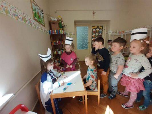 Grafika #5: 19.04.2021 Poznajemy pracę pracowników służby zdrowia gr II