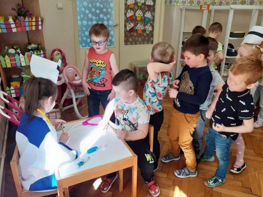 Grafika #6: 19.04.2021 Poznajemy pracę pracowników służby zdrowia gr II