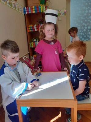 Grafika #8: 19.04.2021 Poznajemy pracę pracowników służby zdrowia gr II