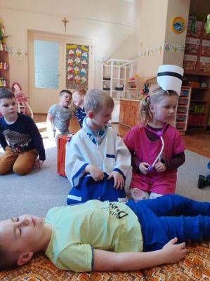 Grafika #11: 19.04.2021 Poznajemy pracę pracowników służby zdrowia gr II