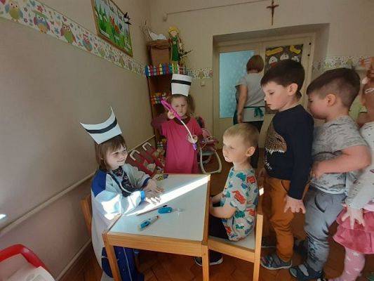 Grafika #12: 19.04.2021 Poznajemy pracę pracowników służby zdrowia gr II