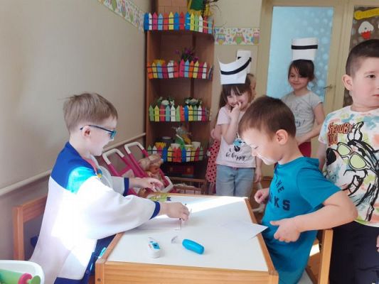 Grafika #13: 19.04.2021 Poznajemy pracę pracowników służby zdrowia gr II