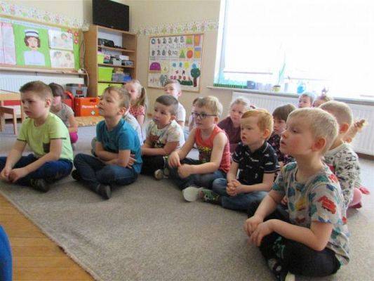 Grafika #14: 19.04.2021 Poznajemy pracę pracowników służby zdrowia gr II