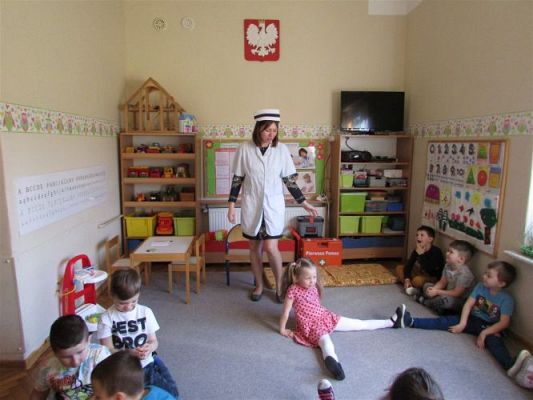 Grafika #15: 19.04.2021 Poznajemy pracę pracowników służby zdrowia gr II