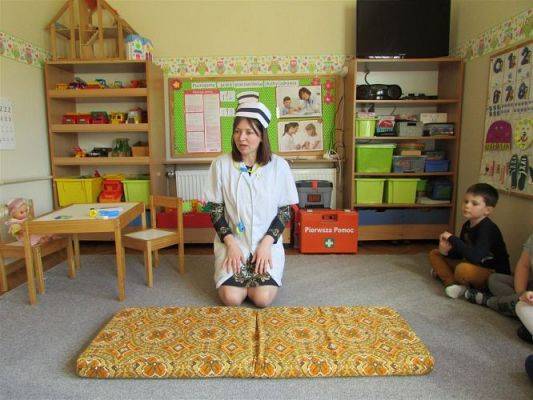 Grafika #25: 19.04.2021 Poznajemy pracę pracowników służby zdrowia gr II