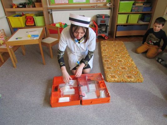 Grafika #27: 19.04.2021 Poznajemy pracę pracowników służby zdrowia gr II