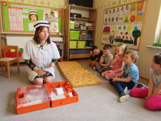 Grafika #31: 19.04.2021 Poznajemy pracę pracowników służby zdrowia gr II