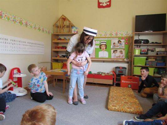 Grafika #36: 19.04.2021 Poznajemy pracę pracowników służby zdrowia gr II