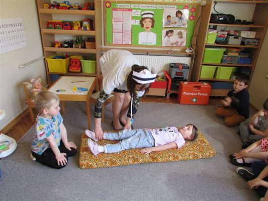 Grafika #37: 19.04.2021 Poznajemy pracę pracowników służby zdrowia gr II