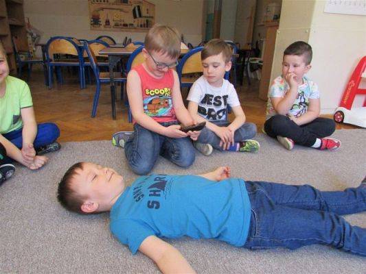 Grafika #43: 19.04.2021 Poznajemy pracę pracowników służby zdrowia gr II