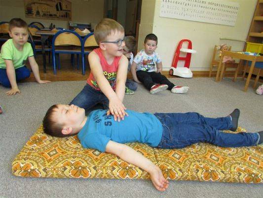 Grafika #45: 19.04.2021 Poznajemy pracę pracowników służby zdrowia gr II