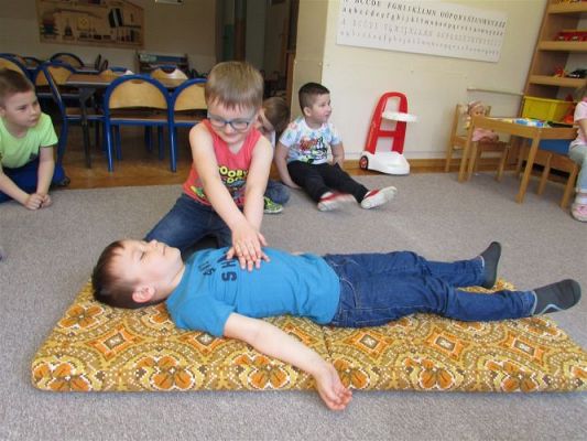 Grafika #46: 19.04.2021 Poznajemy pracę pracowników służby zdrowia gr II