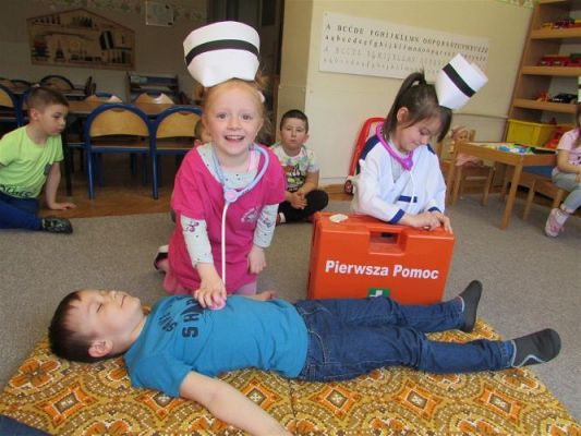 Grafika #48: 19.04.2021 Poznajemy pracę pracowników służby zdrowia gr II