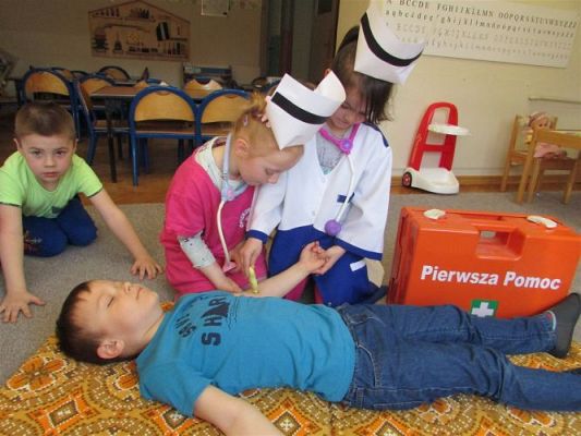 Grafika #49: 19.04.2021 Poznajemy pracę pracowników służby zdrowia gr II