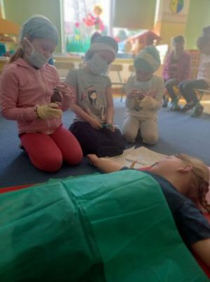 Grafika #6: 19.04.2021 Poznajemy pracę pracowników służby zdrowia gr III