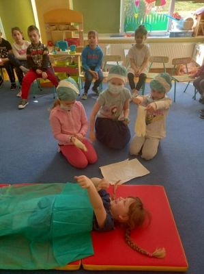 Grafika #11: 19.04.2021 Poznajemy pracę pracowników służby zdrowia gr III