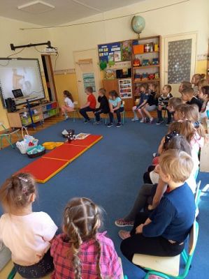 Grafika #12: 19.04.2021 Poznajemy pracę pracowników służby zdrowia gr III