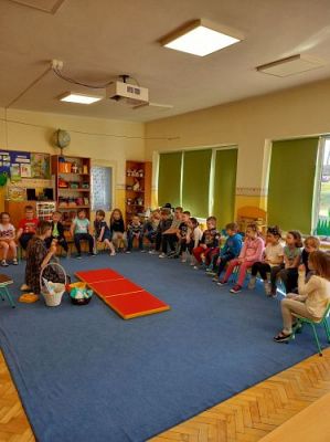 Grafika #13: 19.04.2021 Poznajemy pracę pracowników służby zdrowia gr III