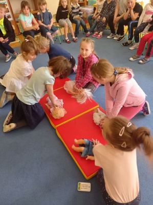 Grafika #14: 19.04.2021 Poznajemy pracę pracowników służby zdrowia gr III