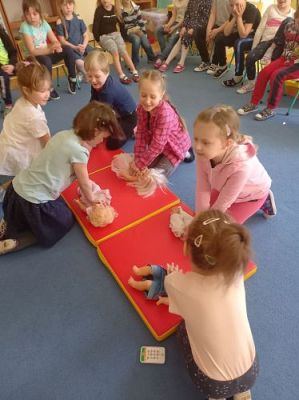 Grafika #18: 19.04.2021 Poznajemy pracę pracowników służby zdrowia gr III