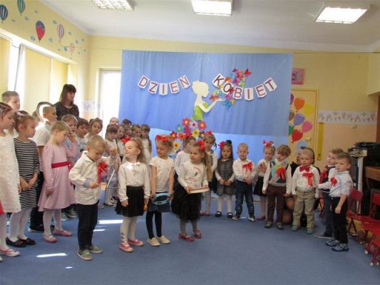 Grafika #16: 08.03.2021 Dzień Kobiet