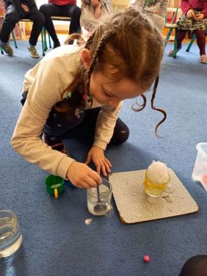 Grafika #0: 26.02.2021 KLUB MAŁEGO ODKRYWCY Starszaki Co pływa?