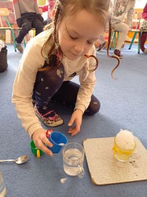 Grafika #2: 26.02.2021 KLUB MAŁEGO ODKRYWCY Starszaki Co pływa?