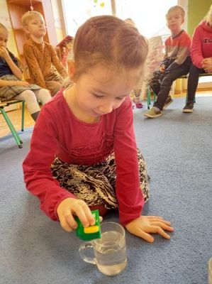 Grafika #6: 26.02.2021 KLUB MAŁEGO ODKRYWCY Starszaki Co pływa?