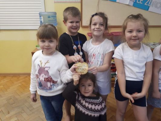 Grafika #1: Olimpiada zimowa w przedszkolu – zabawy i konkurencje sportowe. gr III